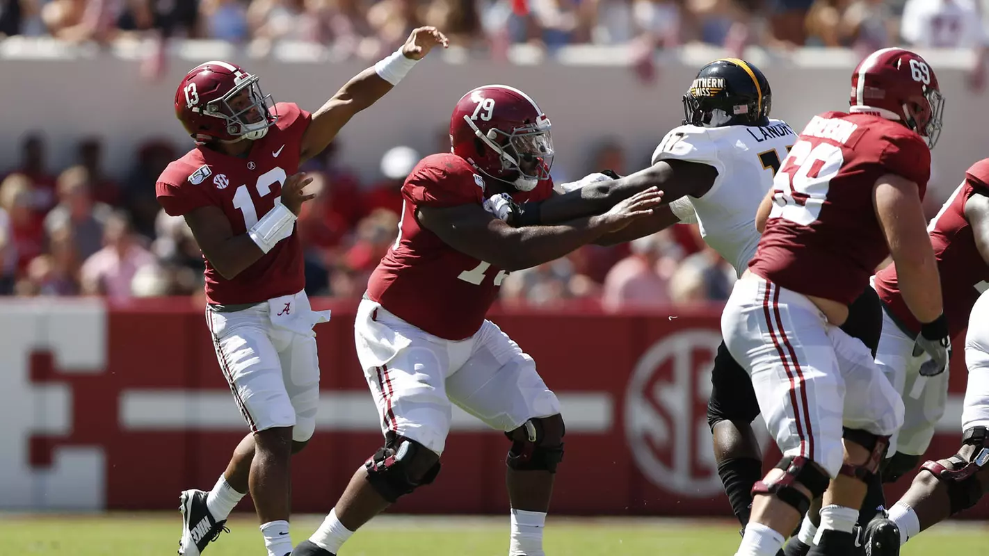 Tua Tagovailoa and Chris Owens