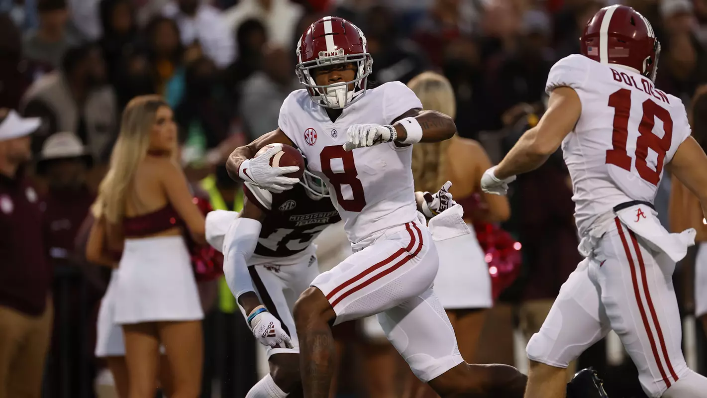 Alabama wide receiver John Metchie III carrying the ball