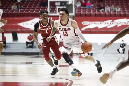 Quinerly drives to the basket in SEC play