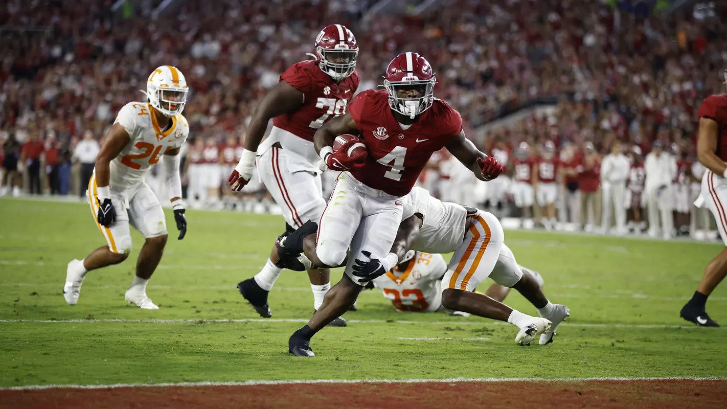 Alabama running back Brian Robinson Jr. carrying the ball into the endzone
