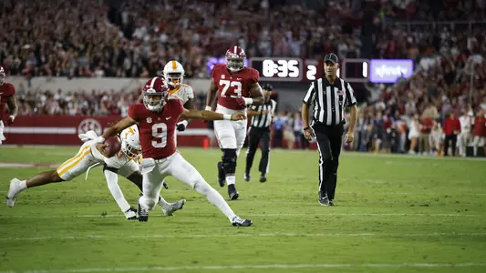 Alabama quarterback Bryce Young carrying the ball