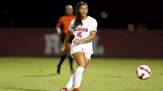Reyna Reyes kicks the ball