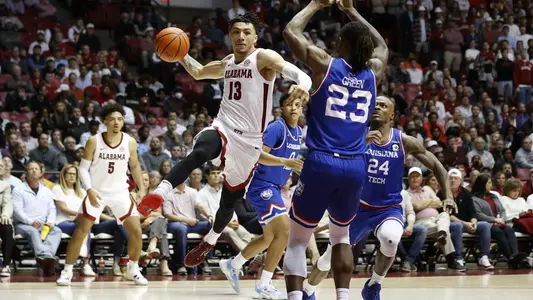 Jahvon Quinerly in the lane passing the ball