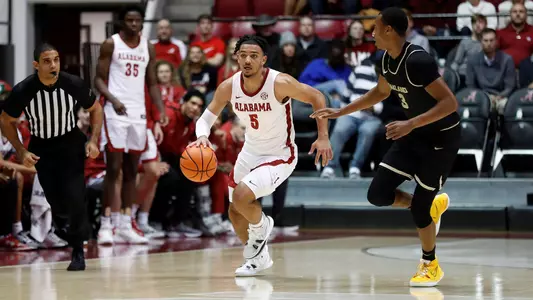 Jaden Shackelford dribbles the ball
