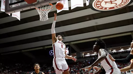 Jaden Shackelford scores a layup