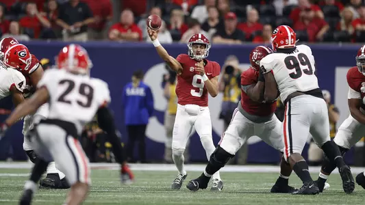 Bryce Young throwing the ball