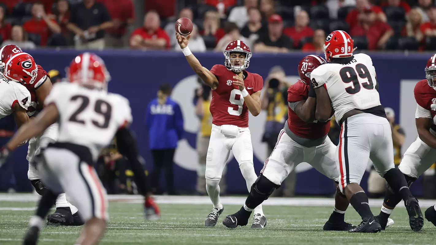 Bryce Young throwing the ball