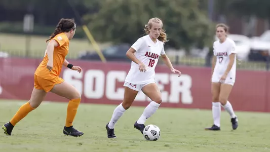 Knox_dribbles past Tennessee Player