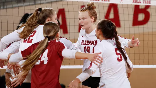 Kendyl Reaugh and Alabama volleyball team huddle
