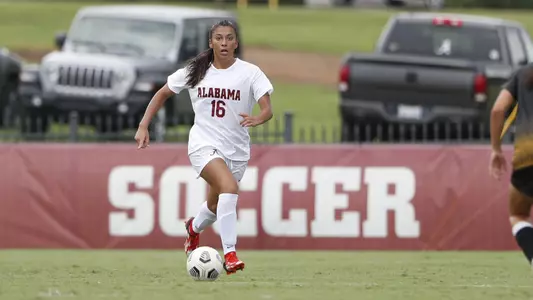 Reyna Reyes dribbles the ball