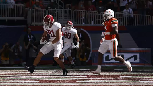 Cameron Latu running the ball in for a touchdown