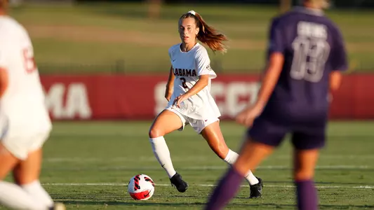 Felicia Knox dribbles ball