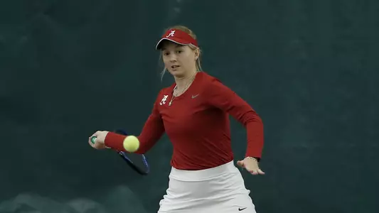 Ola Pitak returns the ball