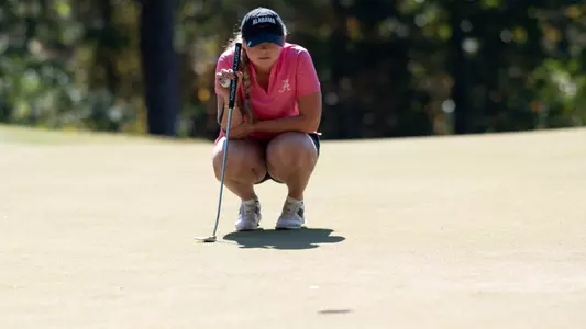 Taylor Kehoe studies a putt during a practice round