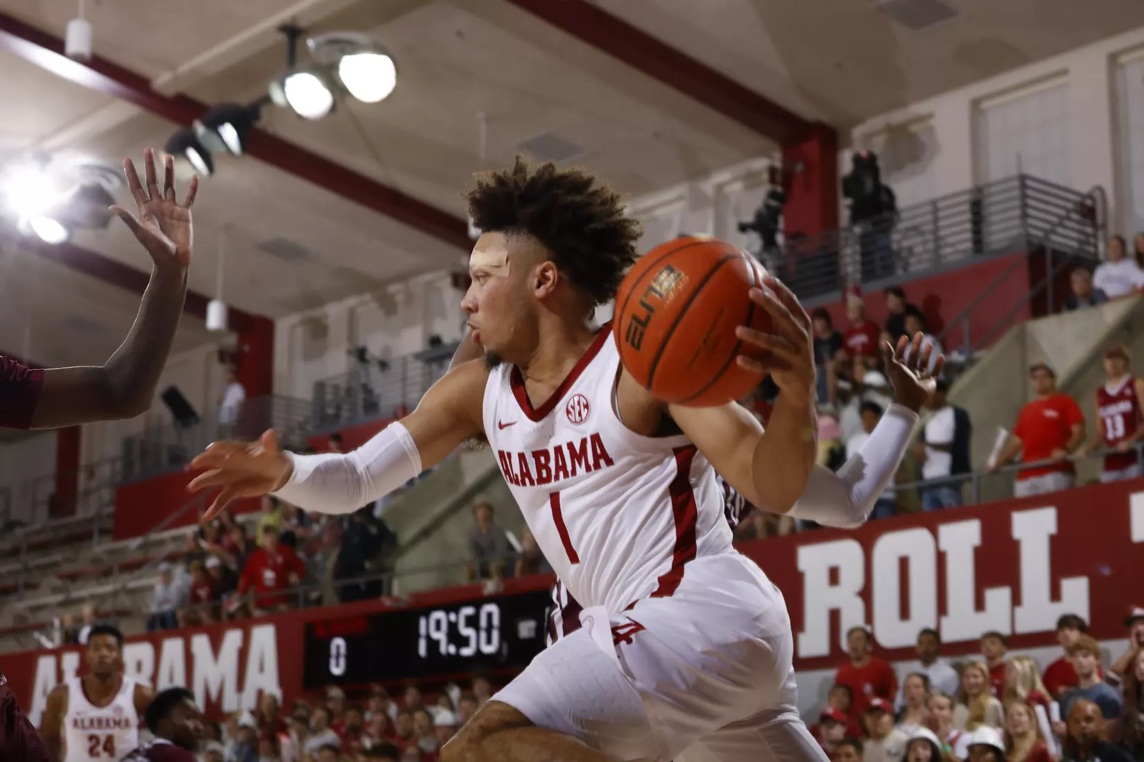 Alabama Guard Mark Sears (1) passesthe ball against Southern Illinois University at Foster Auditorium in Tuscaloosa, AL on Saturday, Oct 29, 2022.