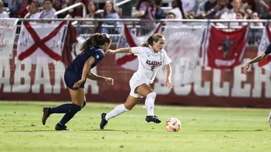 Felicia Knox dribbles the ball