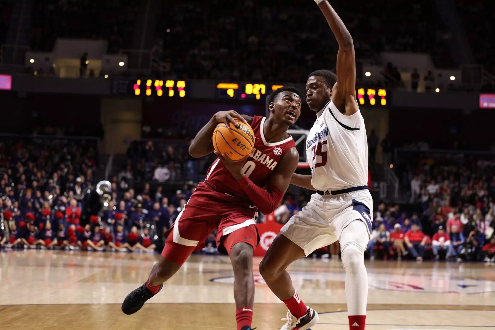 Alabama Guard Jaden Bradley (0) drives the lane against South Alabama at Mithell Center in Mobile, AL on Tuesday, Nov 15, 2022.