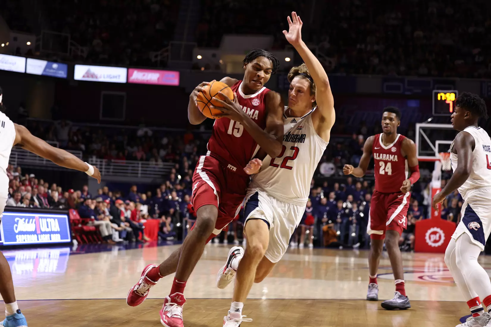 Alabama Forward Noah Clowney (15) drives the lane against South Alabama at Mithell Center in Mobile, AL on Tuesday, Nov 15, 2022.