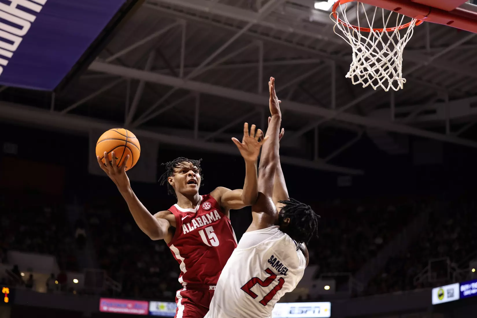 Alabama Forward Noah Clowney (15) drives the lane against South Alabama at Mithell Center in Mobile, AL on Tuesday, Nov 15, 2022.