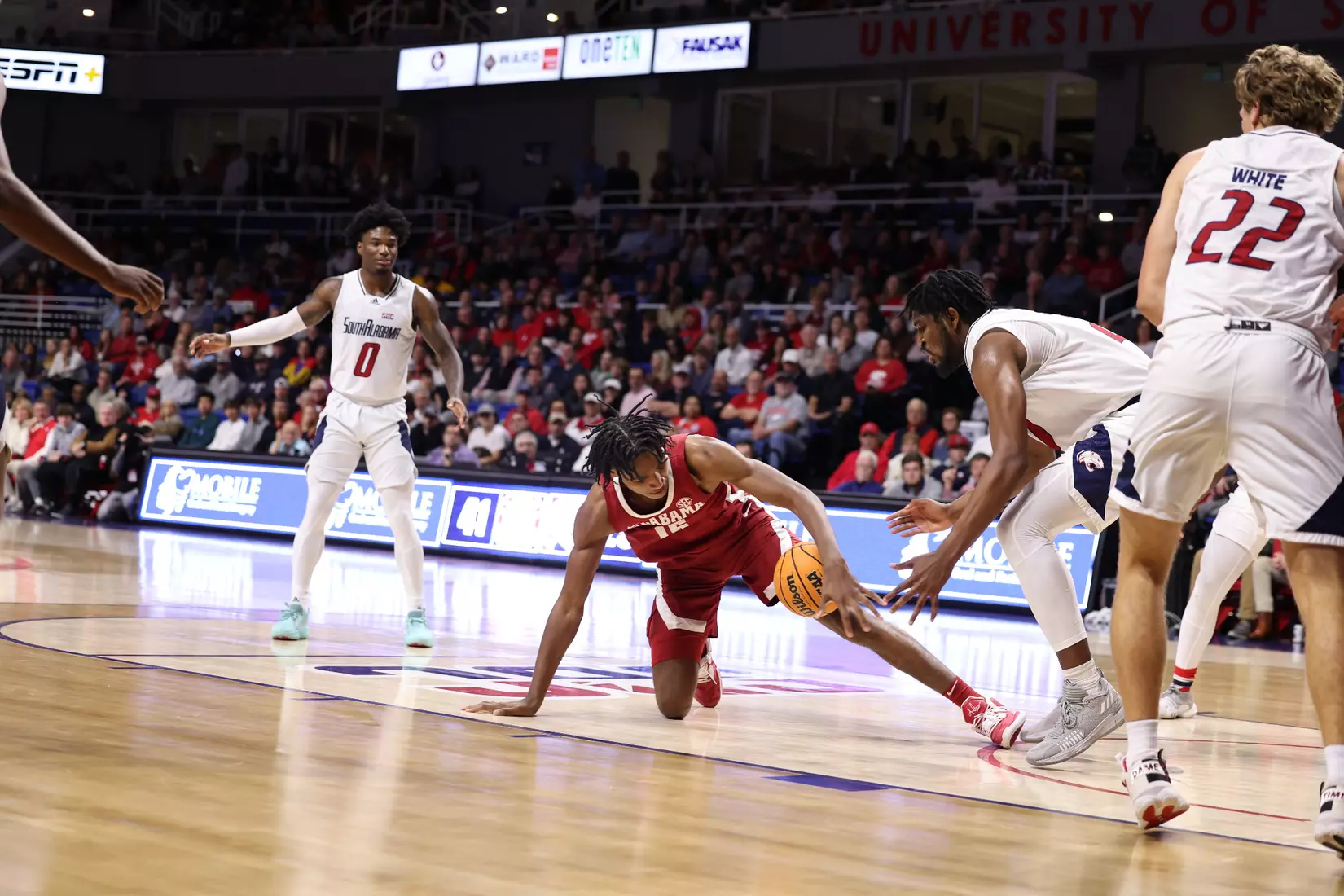 Alabama Forward Noah Clowney (15) dives for the ball against South Alabama at Mithell Center in Mobile, AL on Tuesday, Nov 15, 2022.