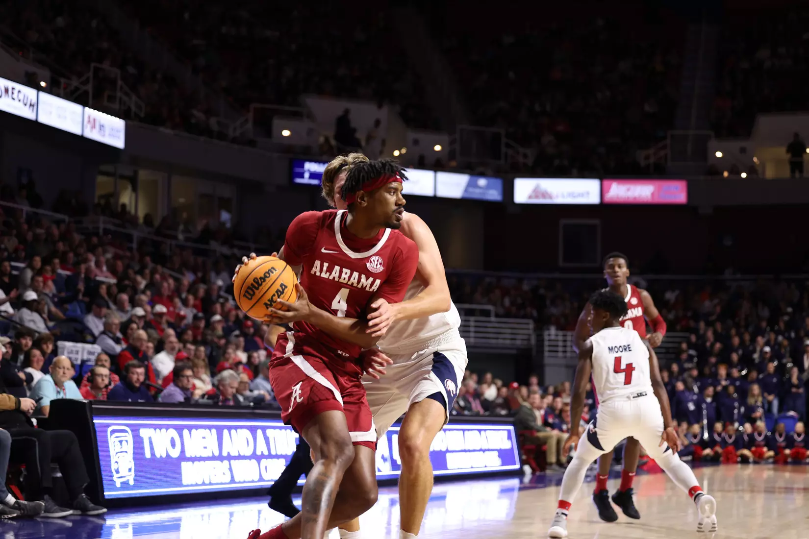 Alabama Forward Noah Gurley (4) looks to pass the ball against South Alabama at Mithell Center in Mobile, AL on Tuesday, Nov 15, 2022.