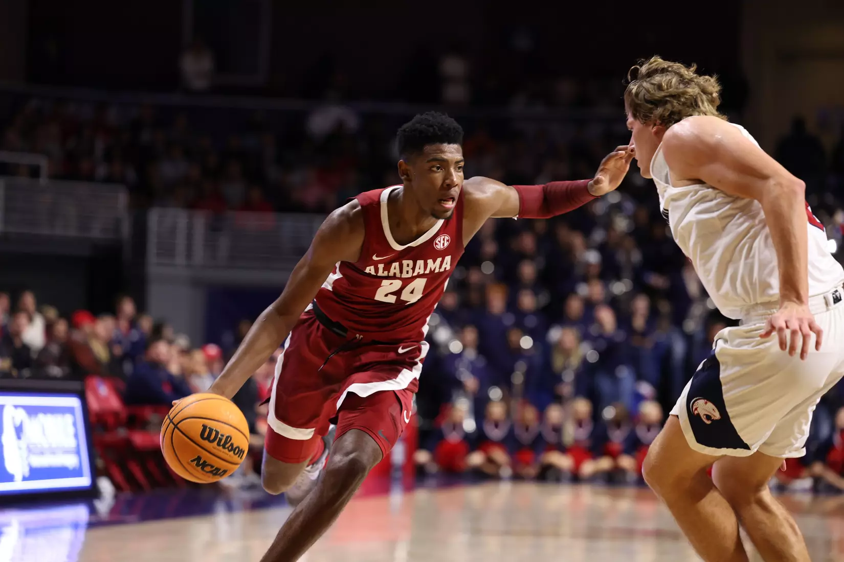 Alabama Forward Brandon Miller (24) drives the lane against South Alabama at Mithell Center in Mobile, AL on Tuesday, Nov 15, 2022.