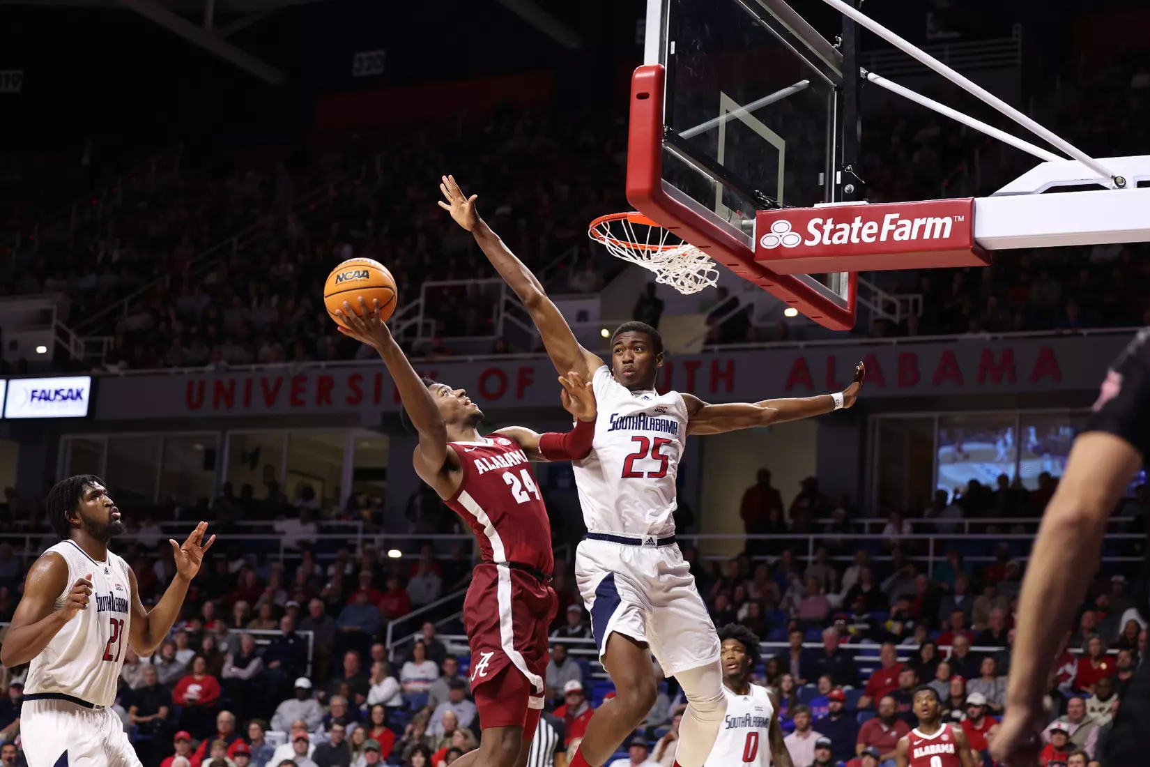 Alabama Forward Brandon Miller (24) shoots a layup against South Alabama at Mithell Center in Mobile, AL on Tuesday, Nov 15, 2022.