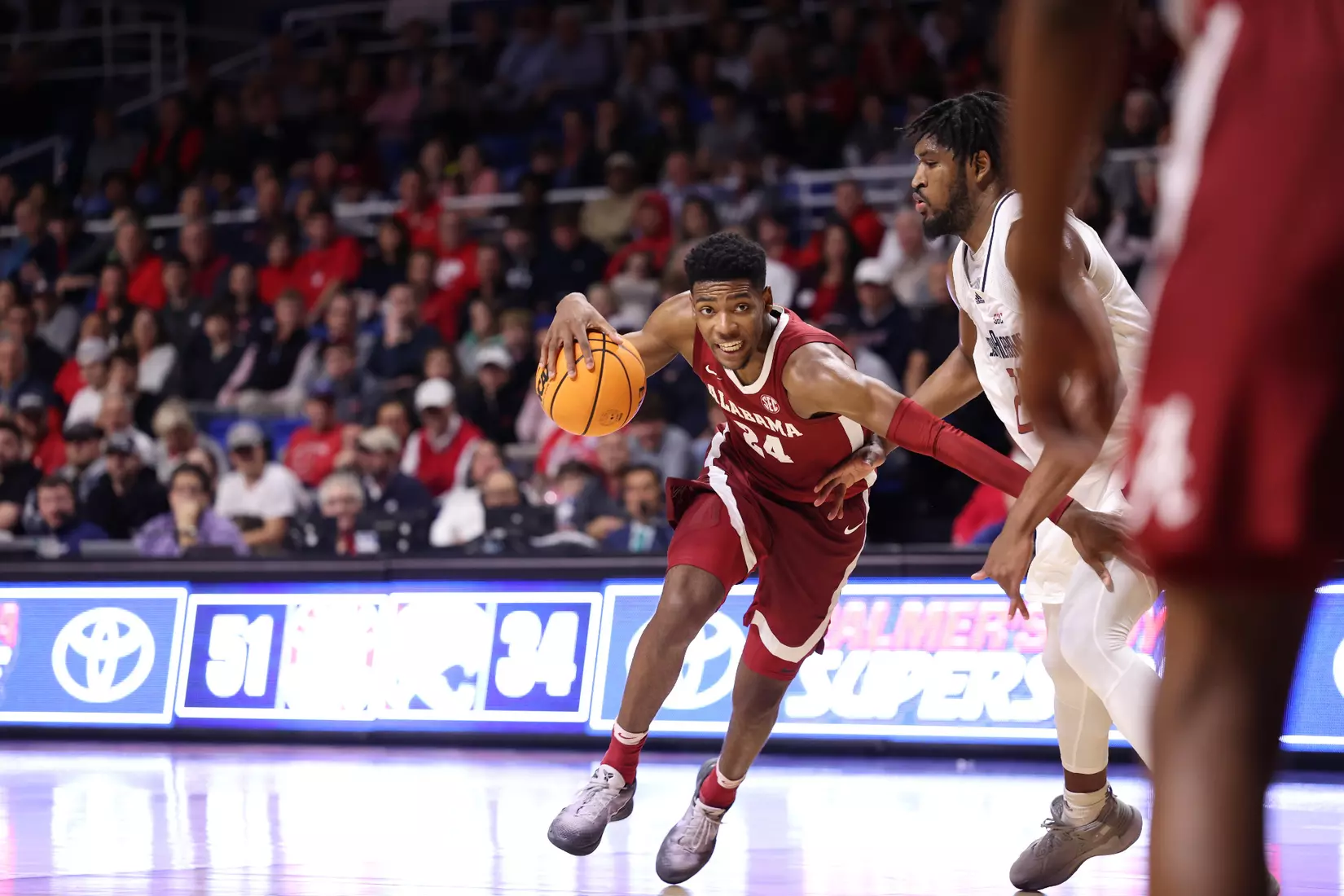 Alabama Forward Brandon Miller (24) drives the lane against South Alabama at Mithell Center in Mobile, AL on Tuesday, Nov 15, 2022.