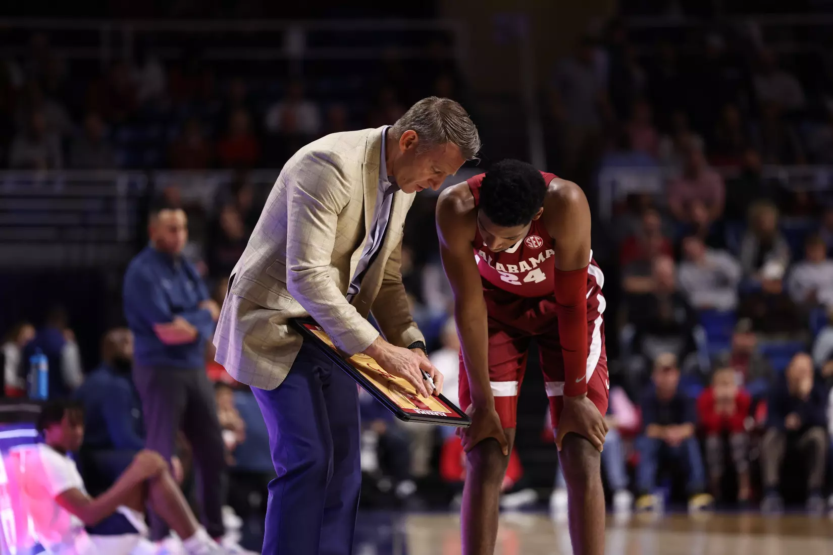 Alabama Alabama Head Coach Nate Oats coaches against South Alabama at Mithell Center in Mobile, AL on Tuesday, Nov 15, 2022.