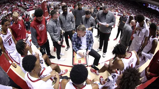 mensbasketball-action-teamhuddle20221107