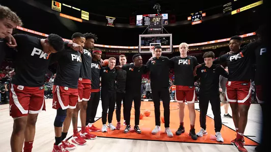 mensbasketball-action-teamhuddle20221124