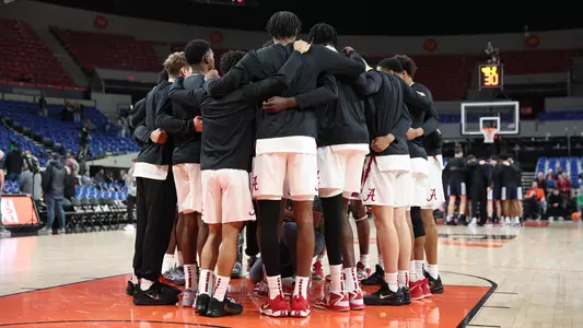 mensbasketball-action-teamhuddle20221125