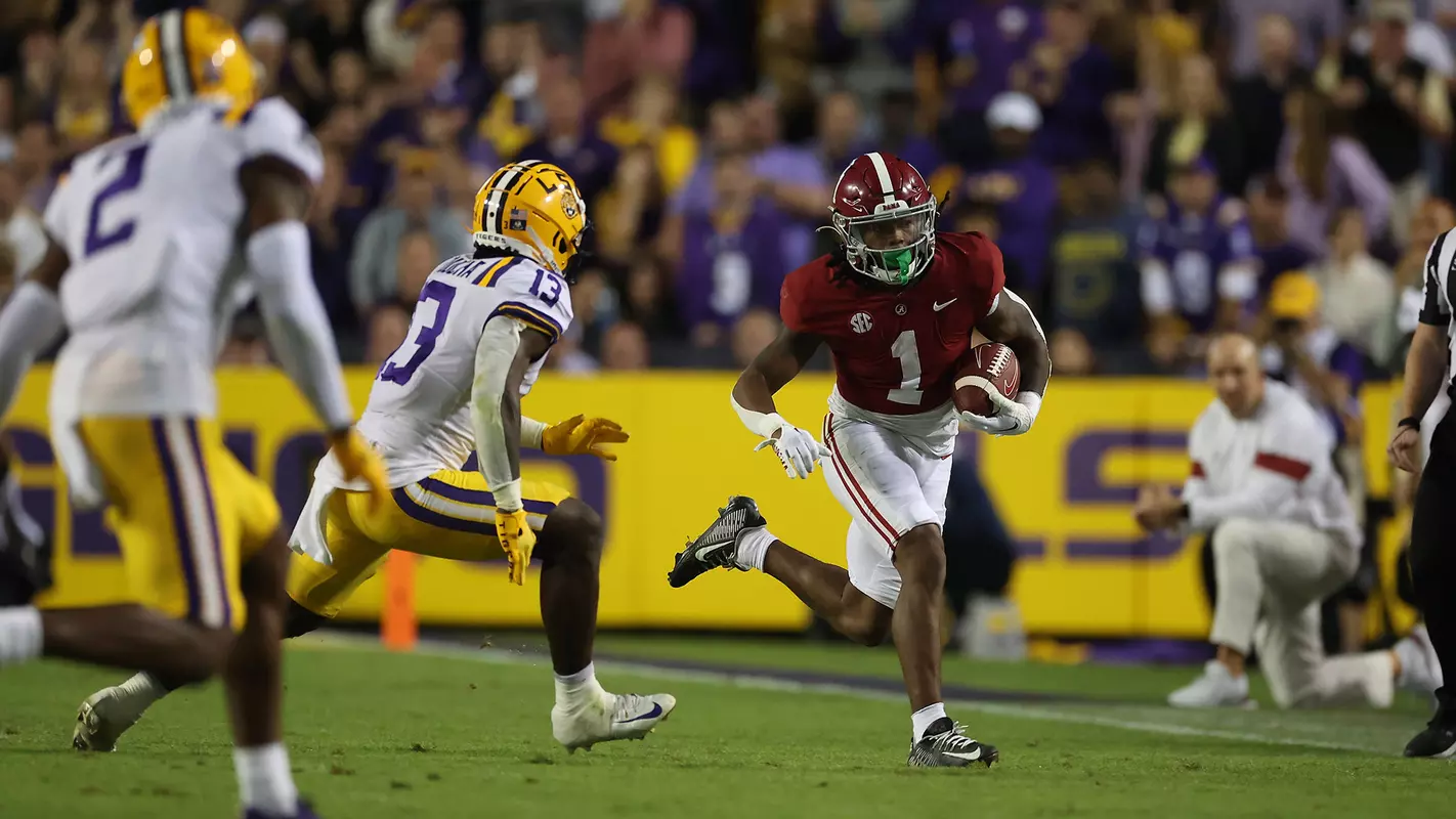 Jahmyr Gibbs (1) runs the ball