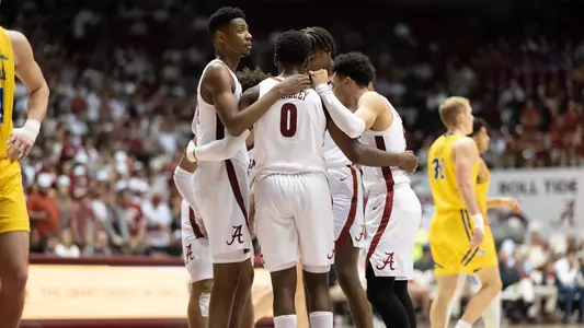 mensbasketball-action-20221203TeamHuddle