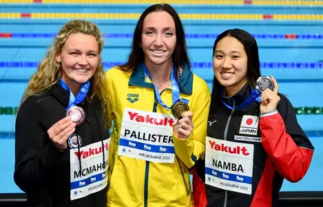 Kensey McMahon poses with bronze medal and fellow medal winners