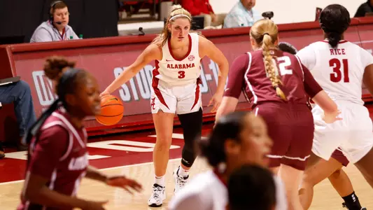 Sarah Ashlee dribbles the ball