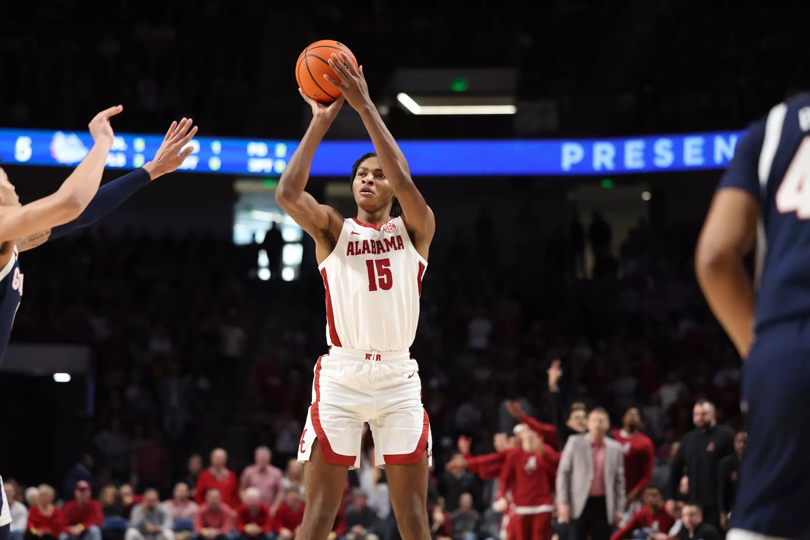 Alabama Forward Noah Clowney (15) shoots the ball against Gonzaga at Legacy Arena in Birmingham, AL on Saturday, Dec 17, 2022.