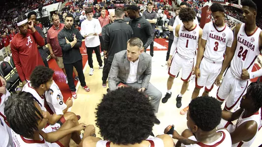 mensbasketball-action-20221213TeamHuddle