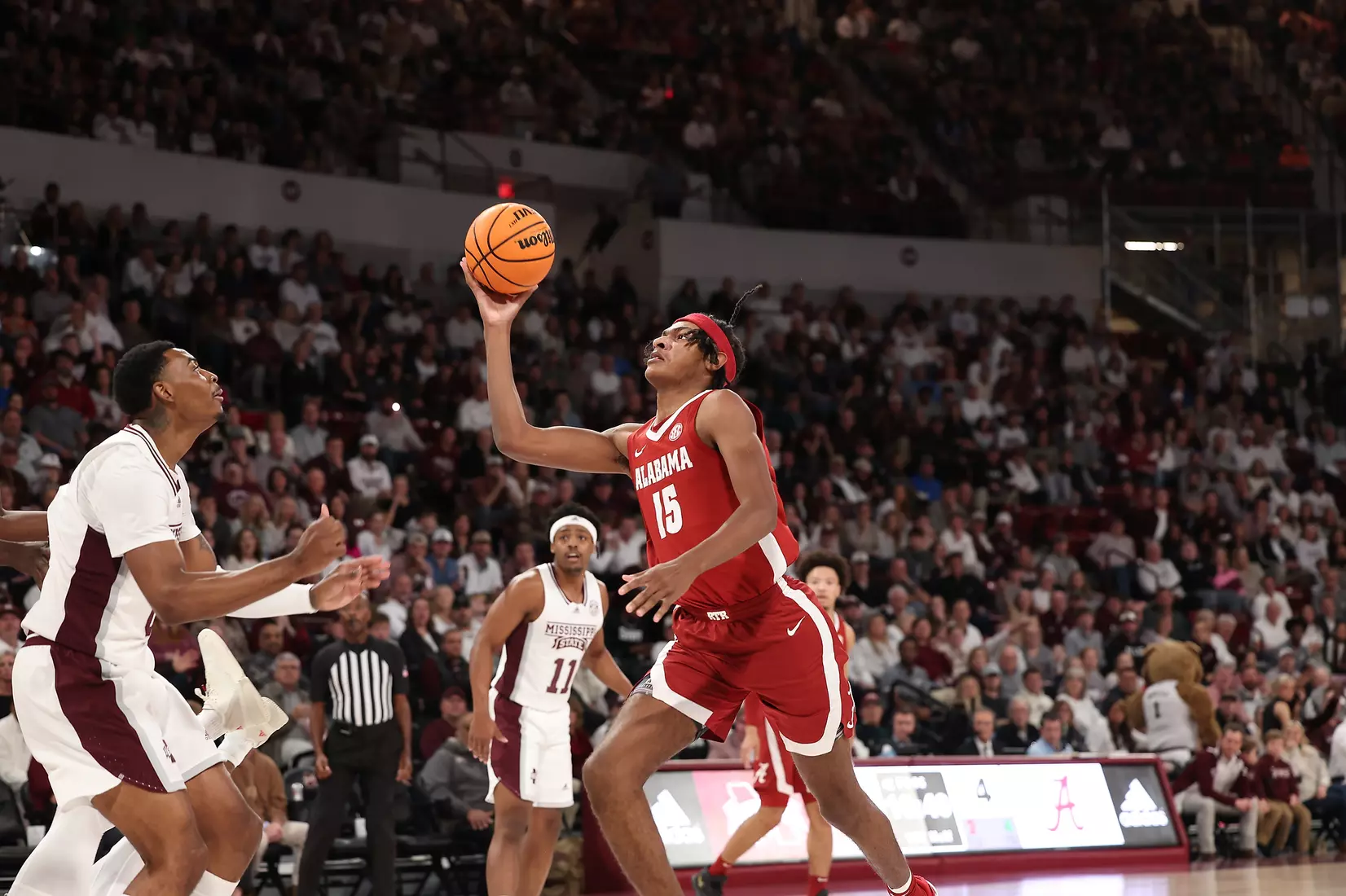 Alabama Forward Noah Clowney (15) shoots the ball against Mississippi State at Humphrey Coliseum in Starkville, MS on Wednesday, Dec 28, 2022.
