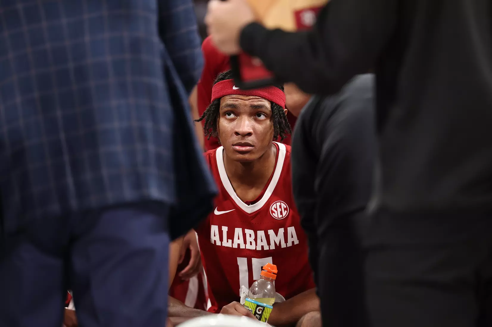 Alabama Forward Noah Clowney (15) in the huddle against Mississippi State at Humphrey Coliseum in Starkville, MS on Wednesday, Dec 28, 2022.