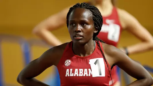 Flomena Asekol wins the mile to open the 2022-23 indoor season