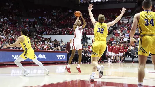mensbasketball-action-NoahClowney20221203