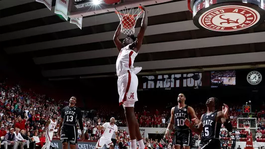 Charles Bediako dunking the ball