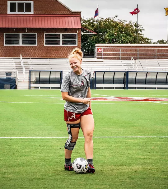 Riley Mattingly dribbling the ball while wearing a knee brace