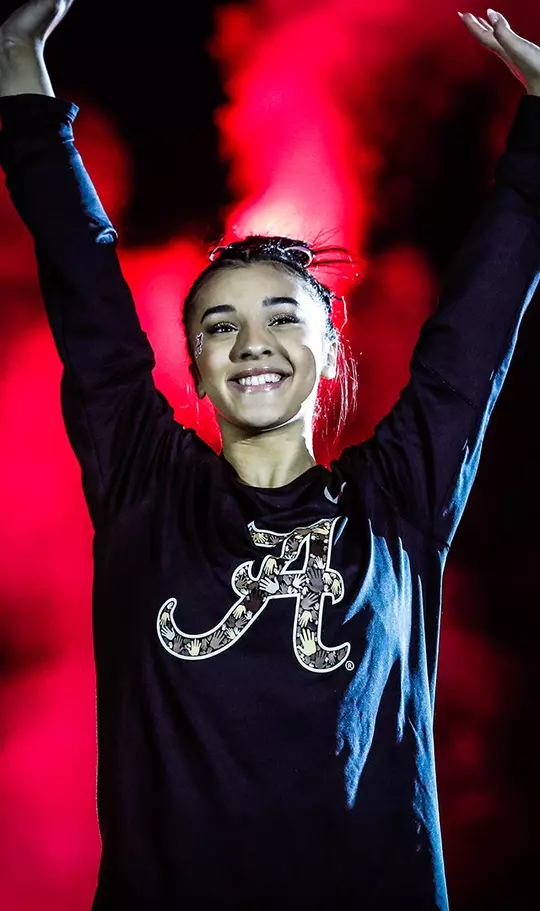 Luisa Blanco with both arms raised