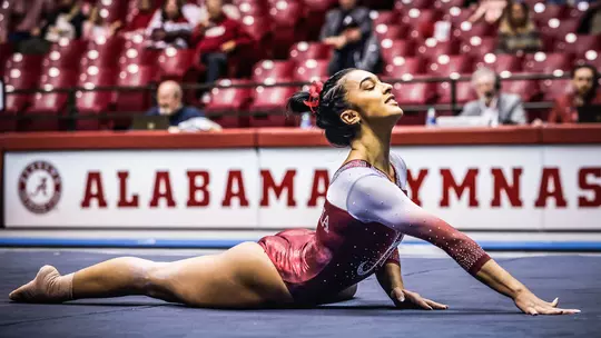 Luisa Blanco on the mat doing a floor exercise