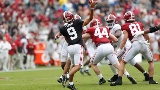 Bryce Young throwing the ball