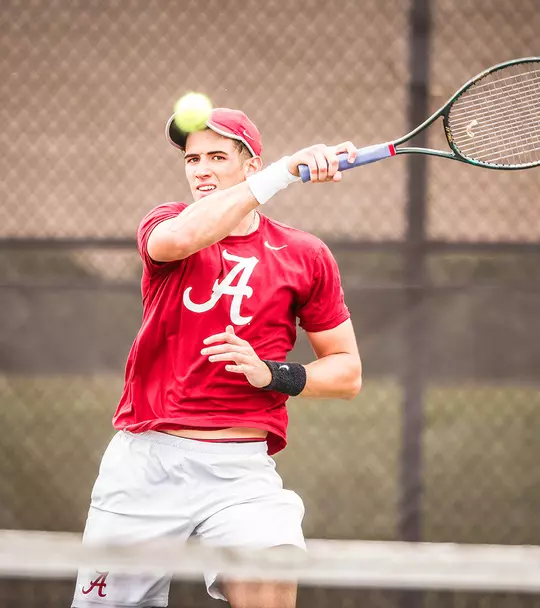 Juan Martin hitting the ball