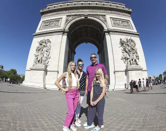8/13/22 MBB Arc de Triomphe and The Eiffle Tower
The Tide enjoyed some free time on the final day of their summer tour. Players and staff spent the day shopping and sight seeing throughout the city. The night culminated for many with a sunset view of the Eiffel Tower as the lights come on.
Photo by Robert Sutton