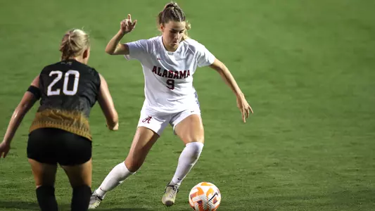 Ailsin Streicek  dribbles past a defender